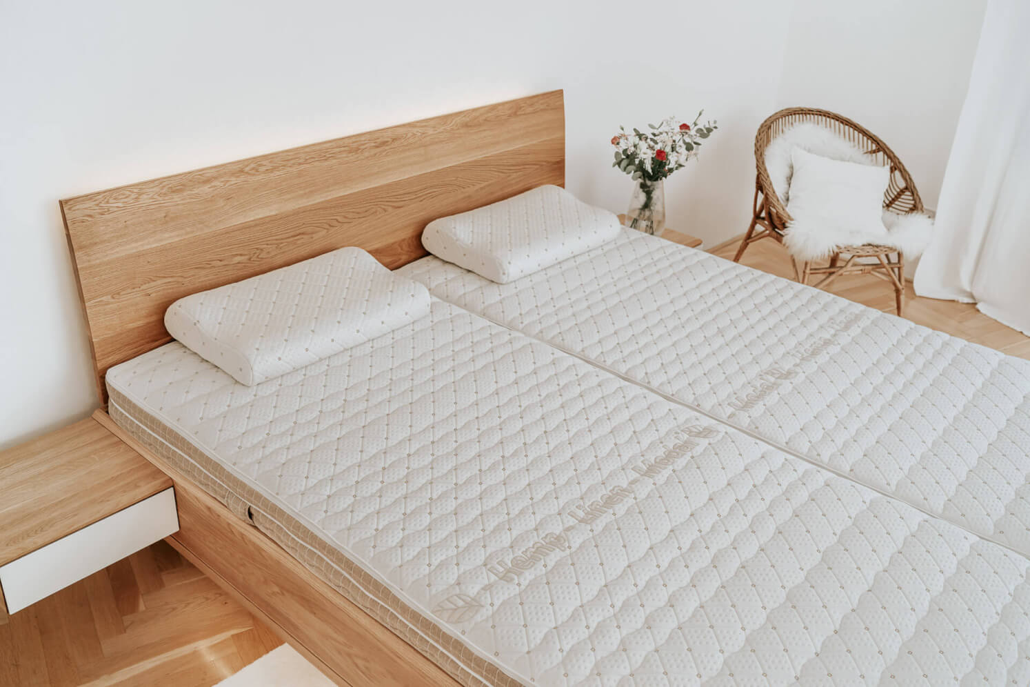 Schwebebett AMI mit Nachttischen, EICHE, HONIG-Öl, Material WoodTouch, Farbe: beige. Zwei SÁRA Spirit Morrison Matratzen 90 x 200 x 22 cm. Zwei HUGO-Kissen im Morrison-Bezug.