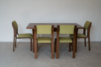 Rozkladací jedálenský stôl SEBA a stoličky SEBA, morenie ORECH / látka AZRA DK 0165D