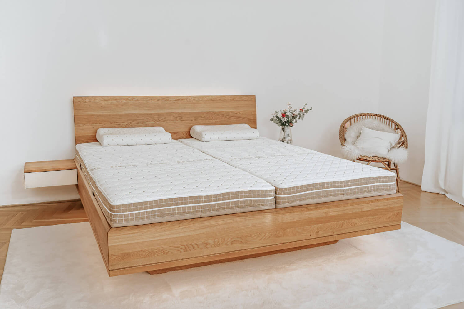 Schwebebett AMI mit Nachttischen, EICHE, HONIG-Öl, Material WoodTouch, Farbe: beige. Zwei SÁRA Spirit Morrison Matratzen 90 x 200 x 22 cm. Zwei HUGO-Kissen im Morrison-Bezug.