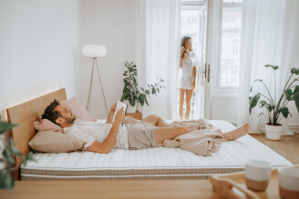 SÁRA Spirit-Matratze im Morrison-Bezug. Matratzenmaße 180 x 200 x 22 cm.