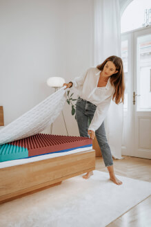 Rozepinání matrace SÁRA Family výšky 22 cm se zipovým mezikusem (potah NaturGuard). Roznášecí vrstvy CELLPUR (zelenomodrá) a NAWAPUR (hnědá) uvnitř matrace.