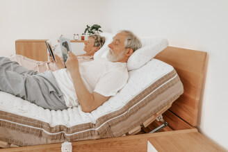 Motorové polohovanie MOSYS (káblový ovládač) s matracmi SÁRA Spirit v poťahu Morrison. Rozmer každého matraca na fotografii je 90 x 200 x 22 cm.