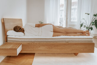 Rovná páteř při lehu na boku na matrací SÁRA.