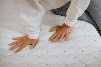 Bezug Morrison aus einer Leinen-Modal-Hanf-Mischung, weich im Griff. Es ist etwas wärmer als die Bezüge aus Baumwolle und NaturGuard.