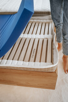 5cm podložka ERGOFLEX pokladaná na ortopedický lamelový rošt váhovej kategórie &quot;do 60 kg&quot;. Komponenty sú na fotografii vkladané do spodného dielu poťahu SÁRA Spirit (Morrison hnedá).