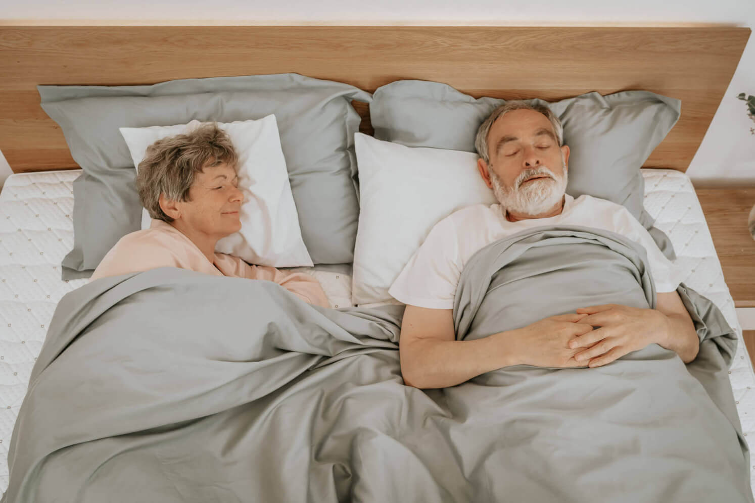 Pár spící na matracích SÁRA v potahu Morrison