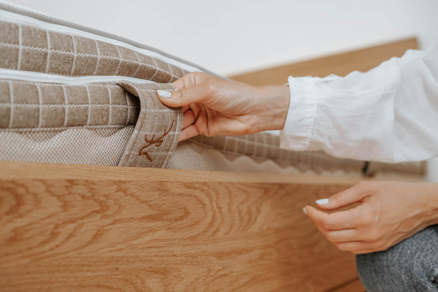 Detail des Griffs der Matratze SÁRA Spirit, 22 cm hoch, im Bezug Morrison.