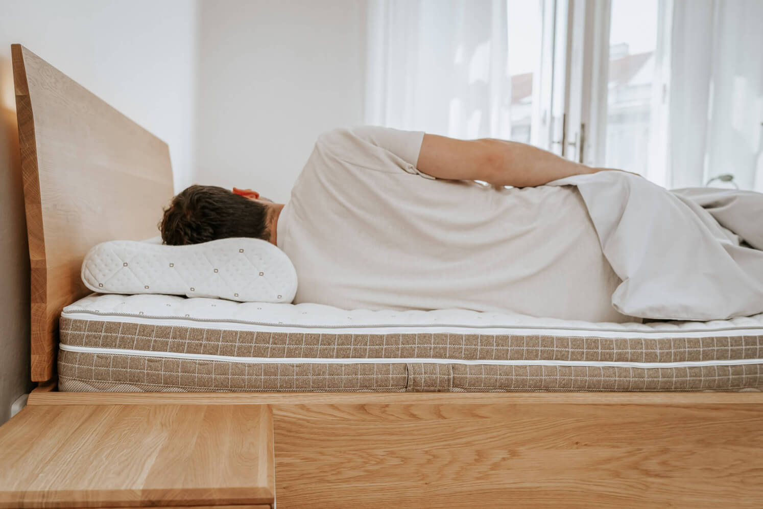 Anatomický polštář HUGO v potahu Morrison - poloha na boku (rovná páteř)