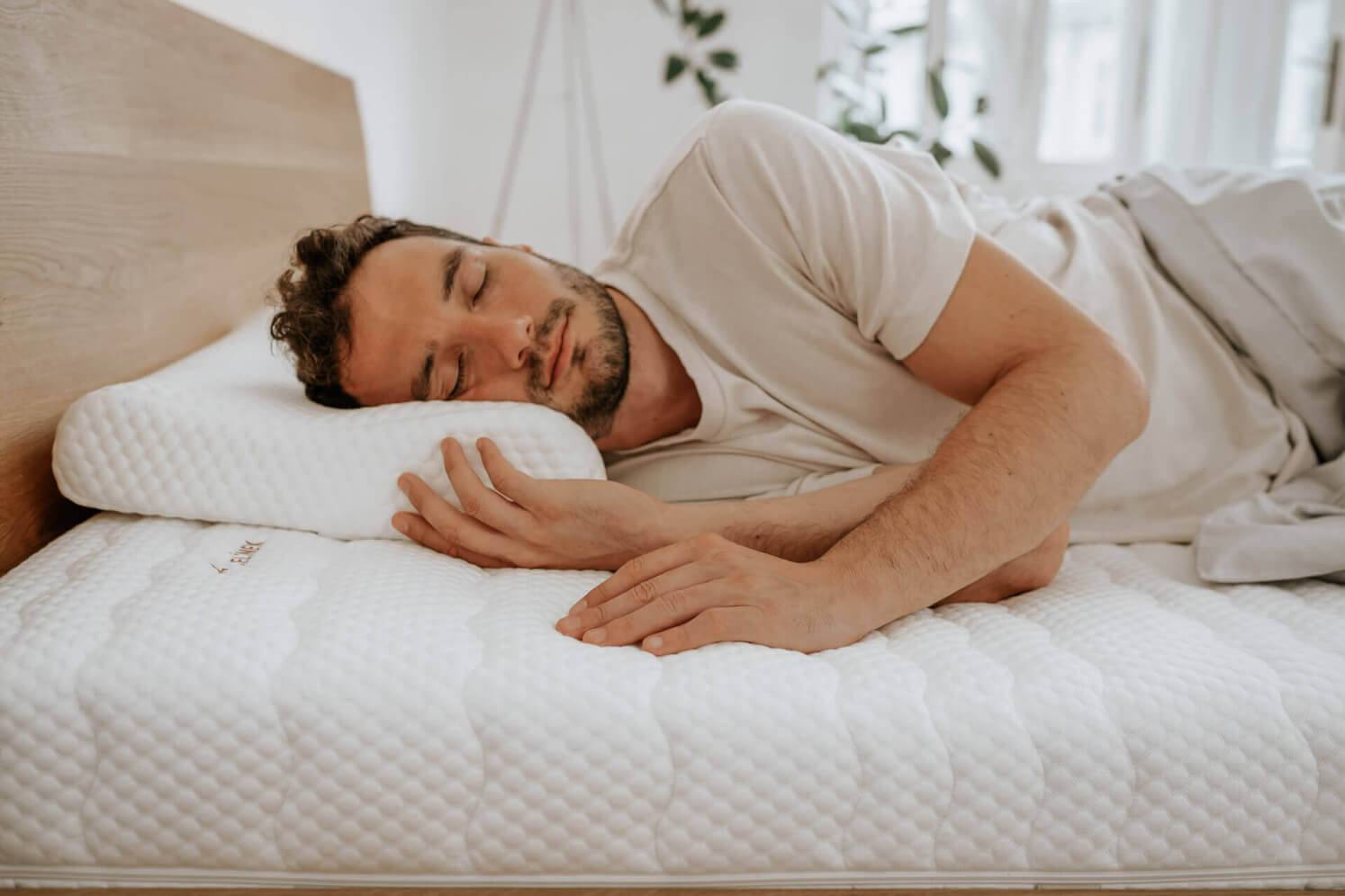 Matrac SÁRA v poťahu NaturGuard. Anatomický vankúš HUGO v poťahu NaturGuard. Poloha na boku.