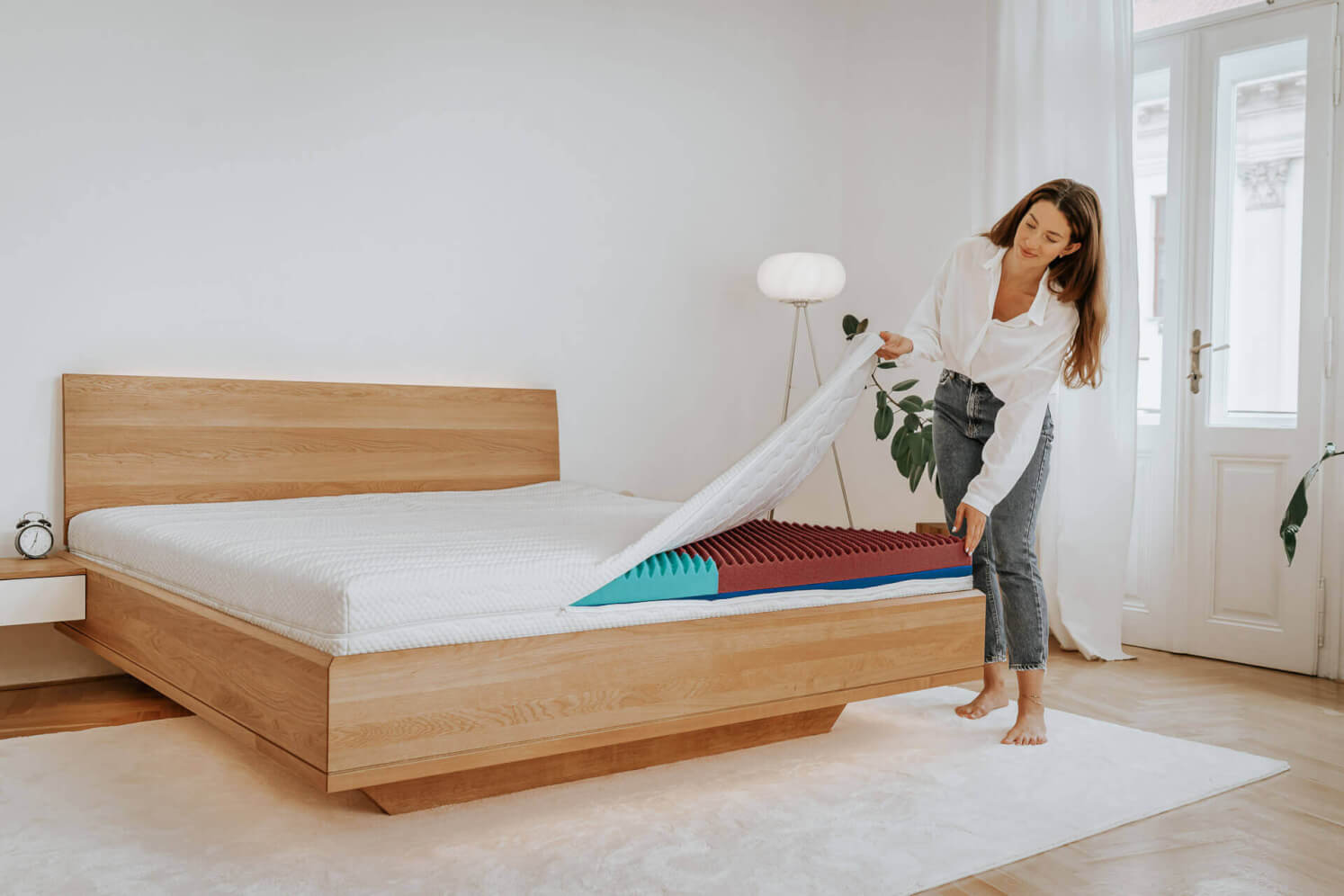 Dvojmatrace SÁRA v rozmere 180 x 200 cm v poťahu NaturGuard, ukážka rozopínania poťahu matraca: vľavo roznášacia vrstva CELLPUR (svetlo modrá), vpravo NAWAPUR (hnedá)