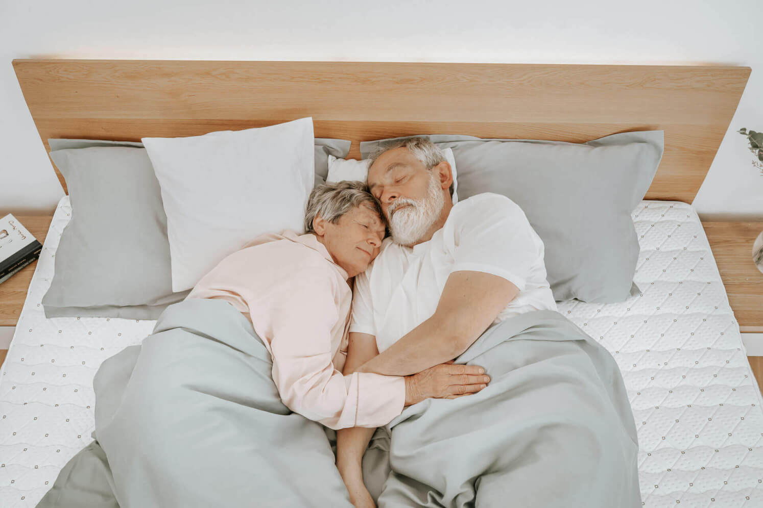 Ein älteres Ehepaar schläft auf SÁRA-Matratzen mit Morrison-Bezügen.