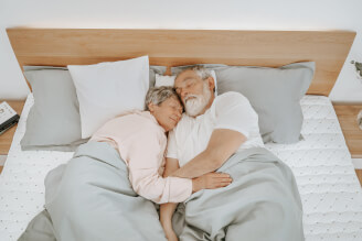 Ein älteres Ehepaar schläft auf SÁRA-Matratzen mit Morrison-Bezügen.