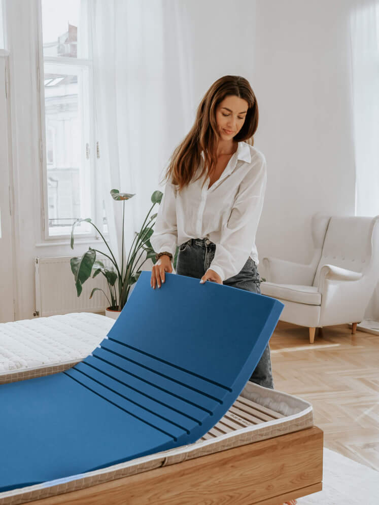 5cm podložka ERGOFLEX pokladaná na ortopedický lamelový rošt. Komponenty sú na fotografii vkladané do spodného dielu poťahu SÁRA Spirit (Morrison hnedá).