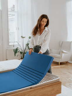 5cm podložka ERGOFLEX pokladaná na ortopedický lamelový rošt. Komponenty sú na fotografii vkladané do spodného dielu poťahu SÁRA Spirit (Morrison hnedá).