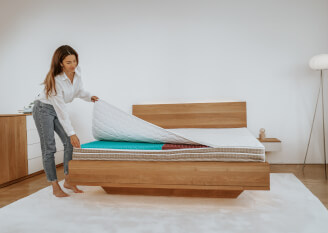 Ausklappen der Doppelmatratze SÁRA Spirit im Bezug Morrison mit der Verteilerschicht CELLPUR (grün-blau) und NAWAPUR (braun). Die Matratzenmaße betragen 180 x 200 x 22 cm.