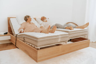 Motorové polohovanie MOSYS (káblový ovládač) s matracmi SÁRA Spirit v poťahu Morrison. Rozmer každého matraca na fotografii je 90 x 200 x 22 cm.