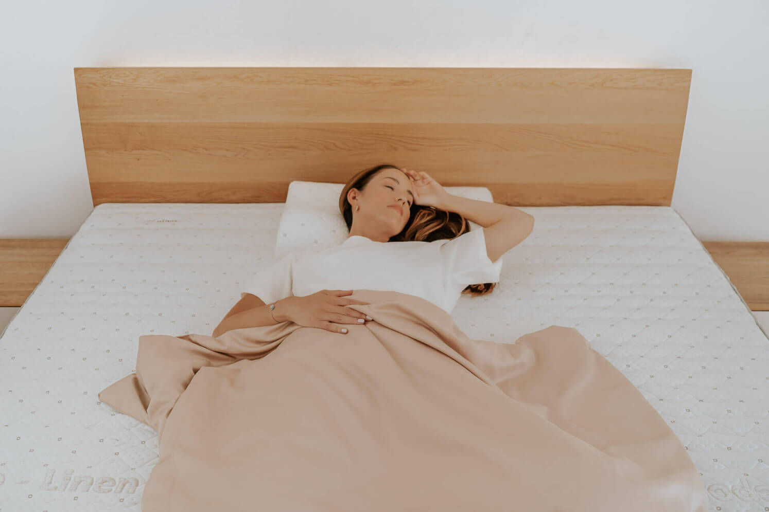 Dvoumatrace SÁRA v rozměru 180 x 200 cm v potahu Morrison. Polštář HUGO v potahu Morrison.