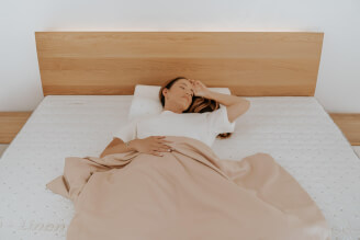 Dvoumatrace SÁRA v rozměru 180 x 200 cm v potahu Morrison. Polštář HUGO v potahu Morrison.