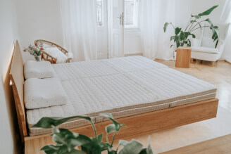 Schwebebett AMI mit Nachttischen, EICHE, HONIG-Öl, Material WoodTouch, Farbe: beige. Zwei SÁRA Spirit Morrison Matratzen 90 x 200 x 22 cm. Zwei HUGO-Kissen im Morrison-Bezug.